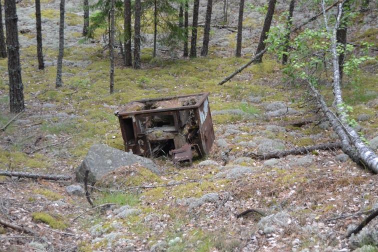 yksityisen edun loukkausta (jätelaki 646/2011). Ympäristöön ei saa jättää jätettä, hylätä konetta, laitetta ym.