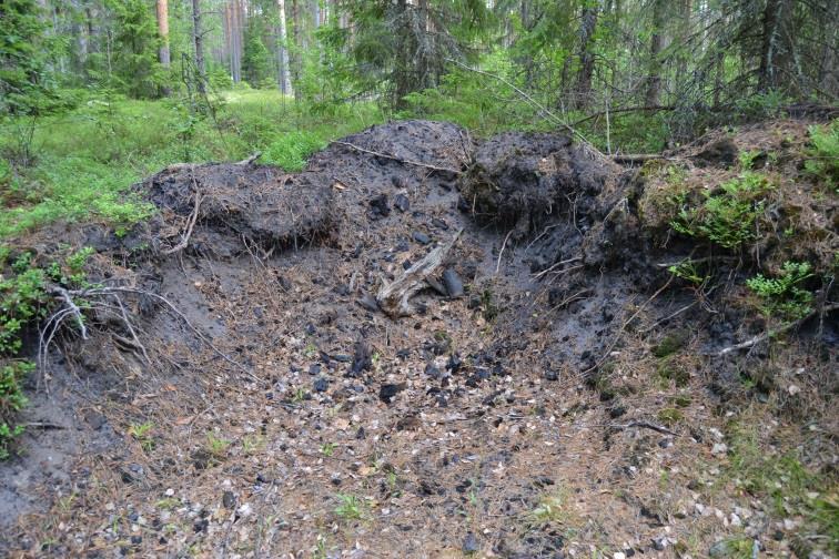 Maa-ainestenottokuoppia ei saa käyttää kaatopaikkoina edes risuille tai maa-aineksille. Roskaamista voidaan pyrkiä estämään muun muassa pohjavesialueille asennetuin kieltokyltein.