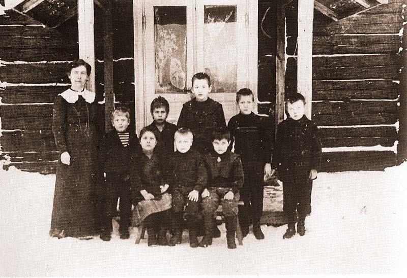 Noin 100 vuotta sitten yksi suomenkielinen koulu Espoossa Opettajatar