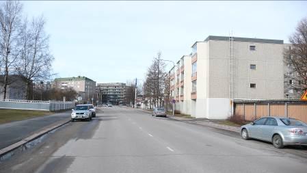 Oikealla Tuulensuun 1970-luvulla rakennettu asuinkortteli ja 1990-luvulla rakennettu Hesburger-ravintola, jonka taustalla Citymarket. Alue on hajanainen ja jäsentymätön. 10.