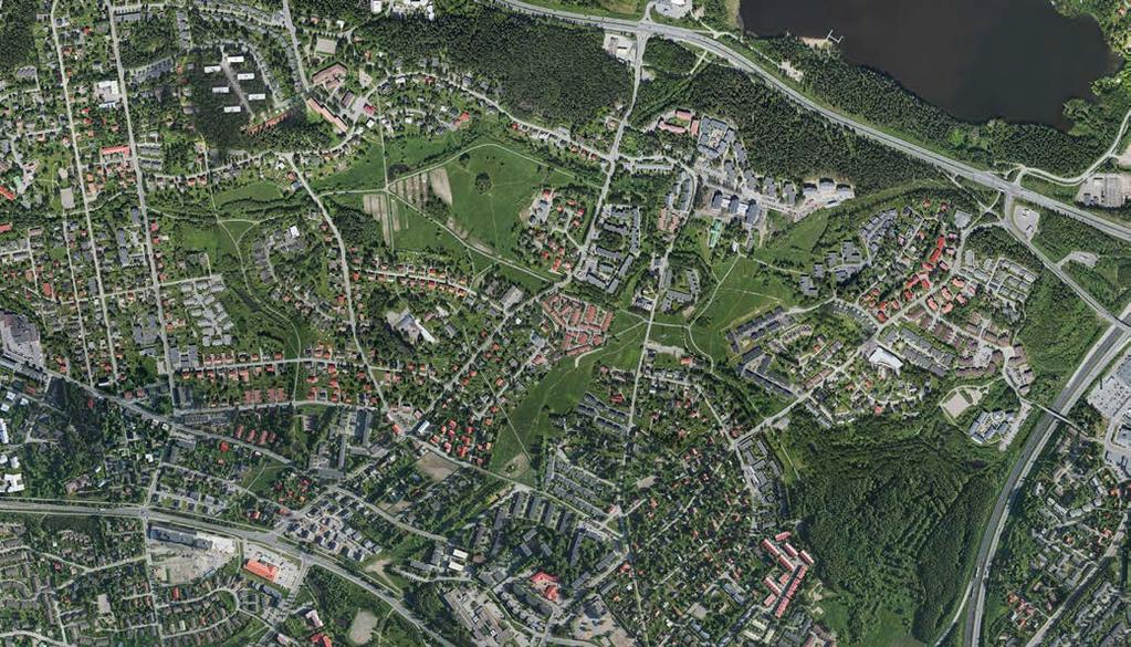 Asukaspalautteissa merkittävimmiksi avoimiksi maisematiloiksi nousivat järvien rannat, sisääntulonäkymät, peltoalueet sekä laskettelurinteiden