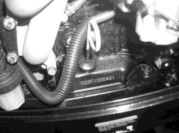 Moottorin tunnusnumerot Perämoottorin sarjanumero Perämoottorin sarjanumero on merkitty kylttiin. Kyltti sijaitsee moottorin kiinnitystelineen vasemmassa kyljessä.