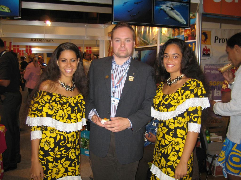 Kuva on WC2005 tapahtumasta Wienistä, jossa JCI Tahiti palkitsi Pertun osallistumisesta heidän perinnetanssiesitykseen Miten minusta tuli minä?