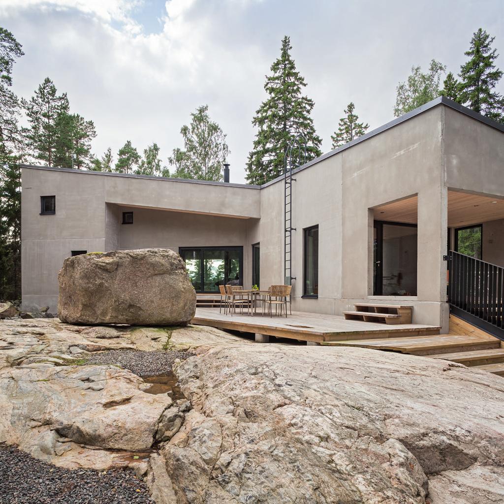 Kiven ja kallion välissä Villa K 4 4 Olohuoneesta liukuovi avautuu aamuaurinkoon, metsän puolen