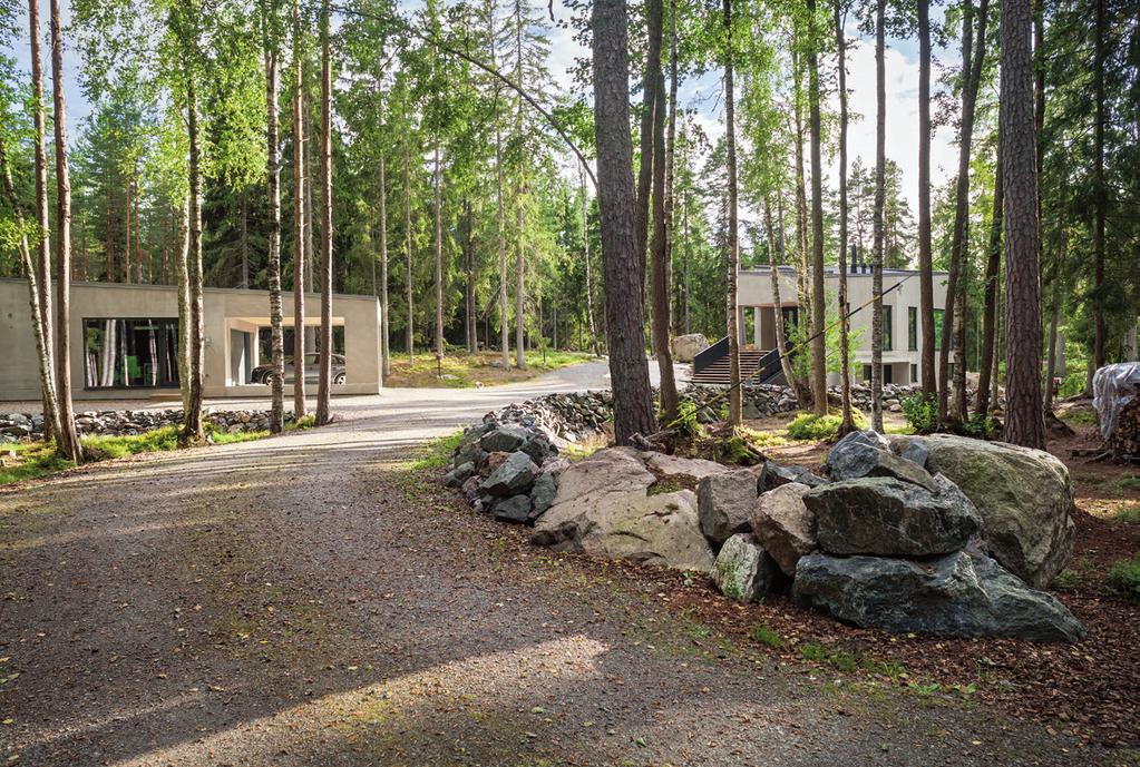 Kiven ja kallion välissä Villa K 7 keskeltä saatiin metsän puolelle luotua suojaisa sisäpiha, jonne Itämeren tuulet eivät ylety. Rakennuksen tilaohjelma on yksinkertainen.
