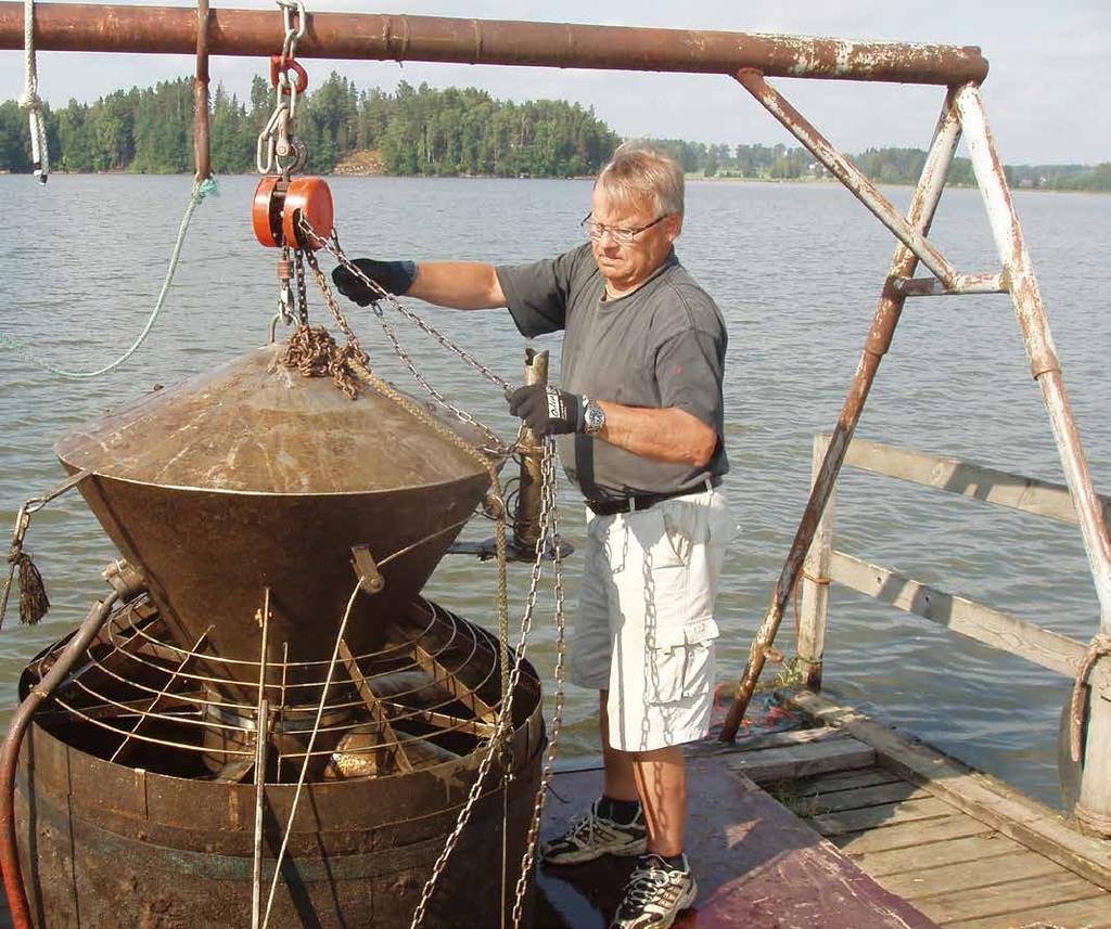 Tuusulanjärven hapettaminen 1998 213 Erkki Saarijärvi Vesi-Eko Oy Water-Eco Ltd Kuva: Jouni Kervinen Johdanto Tuusulanjärven tilaa pyritään kohentamaan useiden samanaikaisten toimenpiteiden avulla.