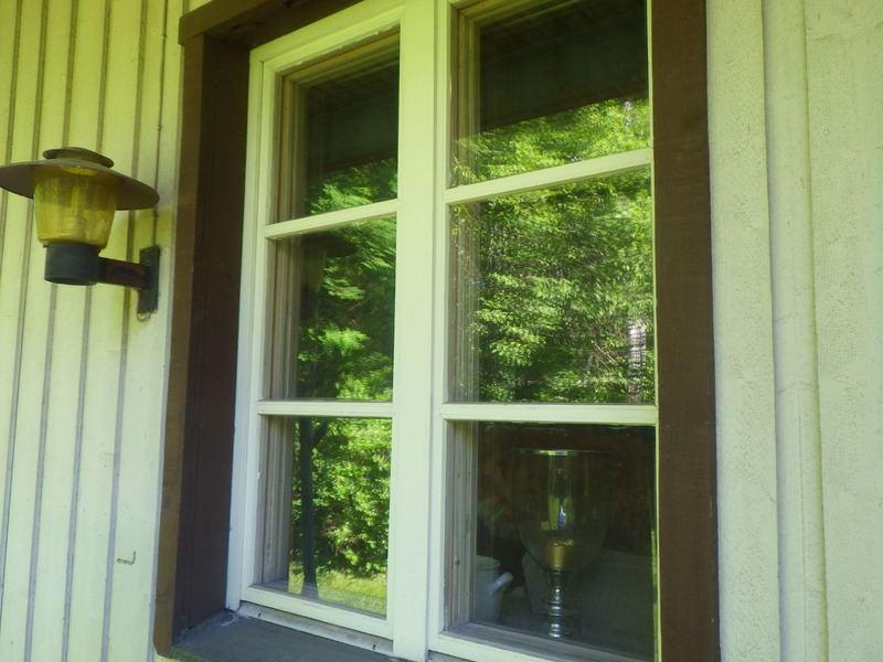 12 IKKUNAT JA ULKO-OVET PUITTEET, KARMIT JA LASIT Rakennuksen ikkunat ovat puurakenteisia 3-puitteisia ja 3-lasiasia. Ikkunoiden ja ulko-ovien puuosien maalipinnat ovat haalistuneet.