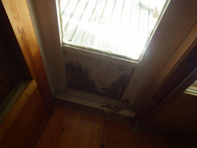Parvekkeen ulko-oven sisäpiolella maalipinnassa on kosteuden kondensoitumisesta johtuvaa jälkeä. Suositellaan ikkunoiden ja ovien puu-osien huoltokäsittelyä.