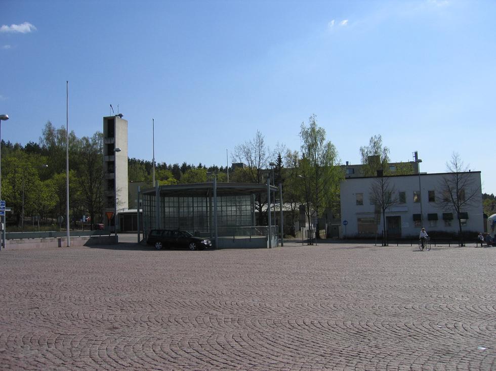 Torin eteläpää laajenee rakennukseen kiinni, jolloin Sepänkadun suora ajoyhteys Kauppakadulle katkeaa. Torin itälaidalla nykyinen ajoramppi Lohjan Tähden pysäköintilaitokseen säilyy.