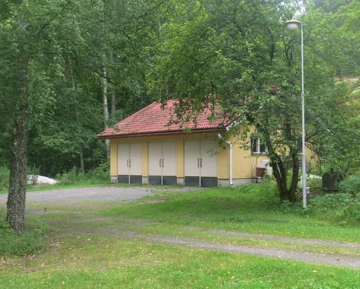 voimalaitoksen entinen asuinrakennus (sk) sekä autotalli (yleiskaavassa RA)