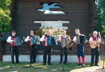 lounaan seisovasta pöydästä ja väliaikakahvit. 18.00 Muisto Äidille Musiikkituokio Lasse Pihlajamaan Äiti-muistomerkillä Jämijärvellä.