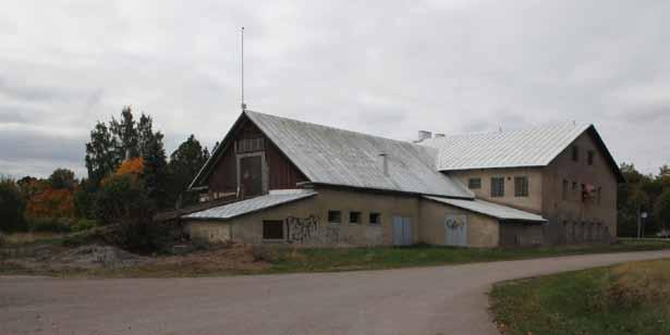 ... INVENTOINTI HAHMO Vanha yksikerroksinen navetta rakennettiin oletettavasti 1930- luvulla. Sitä on laajennettu kaksikerroksisella osalla 1950-luvulla.