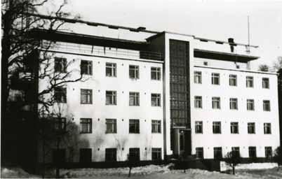 Rakennustyöt alkoivat vielä saman vuoden elokuussa ja rakennus valmistui suunnitellusti seuraavan vuoden kesäkuun alussa.68 Impilinna, 1930 40-luku. Kuva Martti Lind. TM.