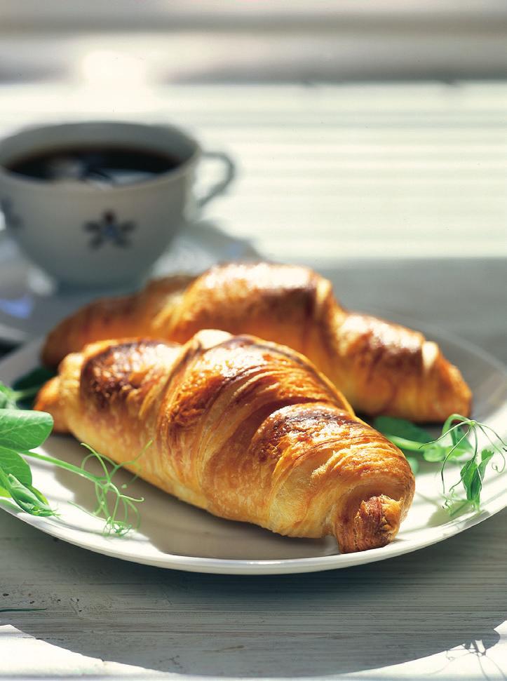 CROISSANTIT PULLAT Croissant, voilla leivottu - vähälaktoosinen Perinteinen ranskalainen croissant. Nostattamaton, vähälaktoosinen. Sulatus huoneenlämmössä noin 60 minuuttia.