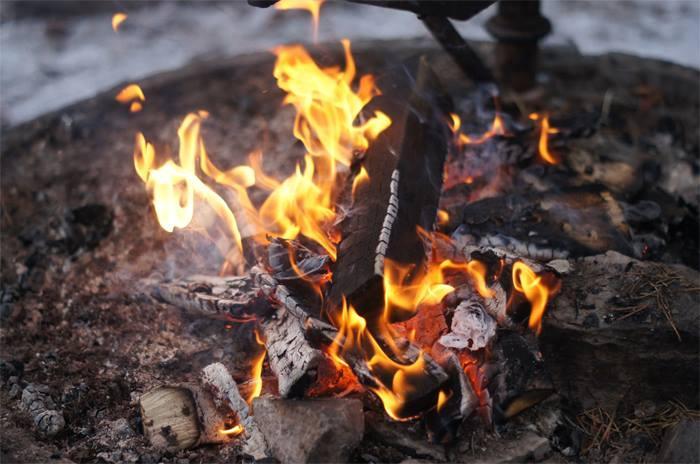 Erilaiset polttoaineet ja niiden palaminen Edellä todettiin palamisen vaiheiden olevan - Kuivuminen - Pyrolyysi - Haihtuneiden kaasujen syttyminen ja palaminen - Koksijäännöksen palaminen Tämä kuvaa