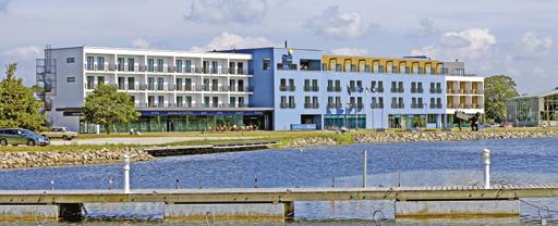 Spa Hotel Meri Pargi 16, 93813 Kuressaare - Puh. +372 45 22100 www.sanatoorium.ee Etäisyys Kuressaaren keskustasta n. 1 km. Etäisyys uimarannalle n. 200 m. Sijaitsee meren rannalla. Rakennettu v.