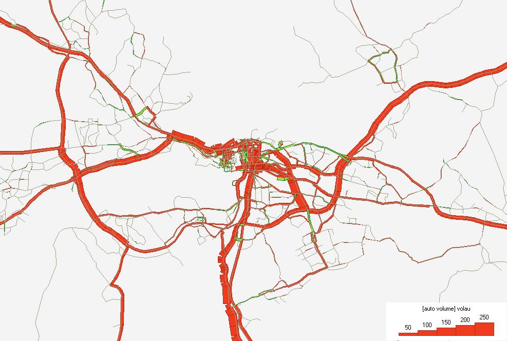 34 Kuva 27. Hankkeen vaikutus seudun pääväylien liikennemääriin vuoden 2030 ennustetilanteen arki-iltahuipputunnin klo 16-17 aikana (punaisella lisäys ja vihreällä vähennys, ajoneuvoa tunnissa).
