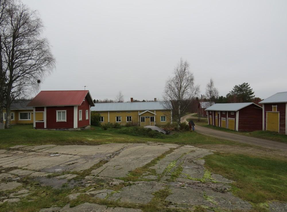 Kantatalon paikka sijaitsee tien vasemmalla