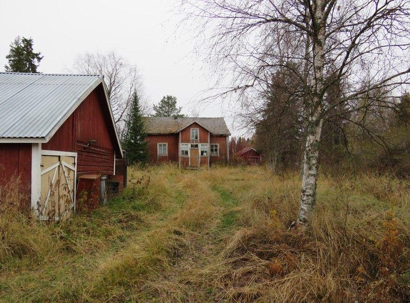 Kuvassa sen länsipuolelle rakennettu uusi talo.