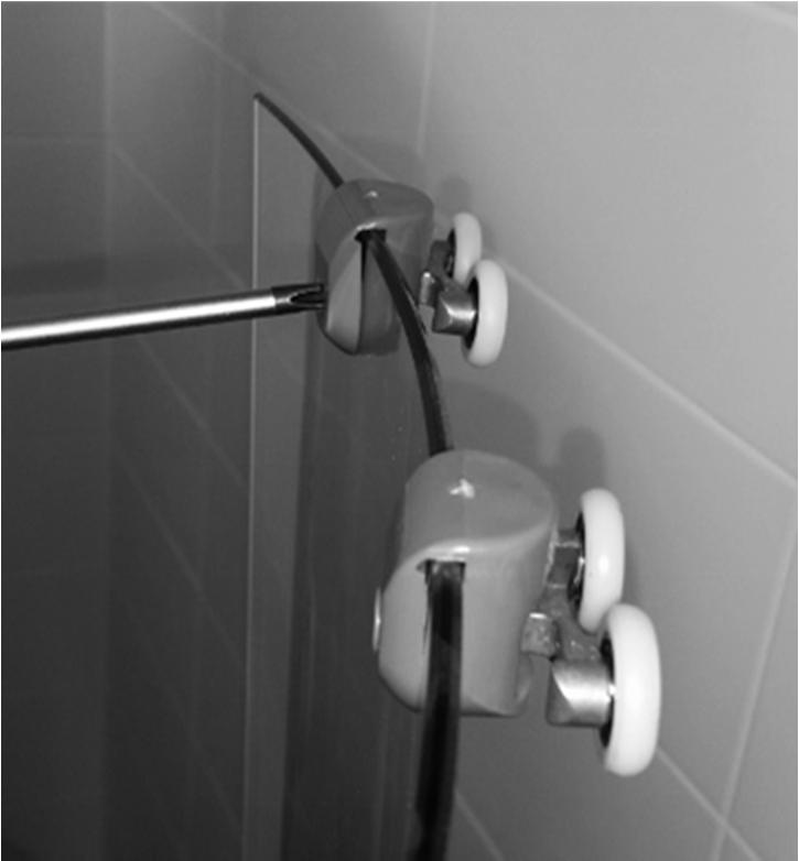 Seinäprofiilien asennus: Työnnä seinäprofiilit sivuprofiileihin. Seinäprofiilien ruuvien kiinnityskohdat tulevat suihkunurkan sisäpuolelle. Nyt asetat suihkunurkan lopulliseen kohtaansa altaan kanssa.