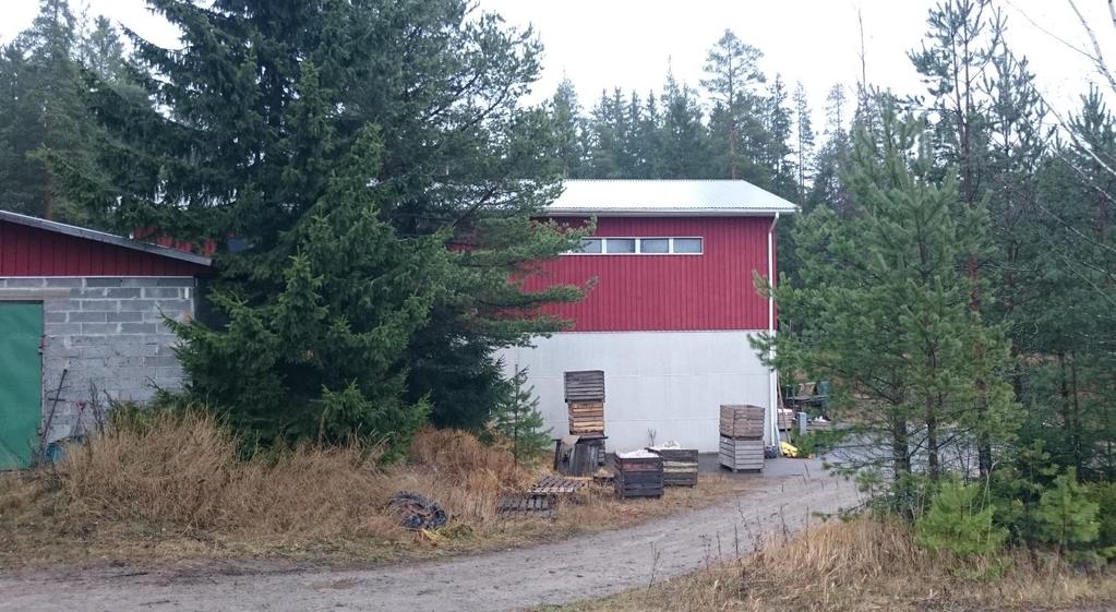 15 Kuva 5. Hallirakennus etelästä kuvattuna Hallirakennuksen pituus on noin 23 m ja leveys 11 m. Eteläpuoleisen katon puoliskon pinta-ala on siten 127 m 2.