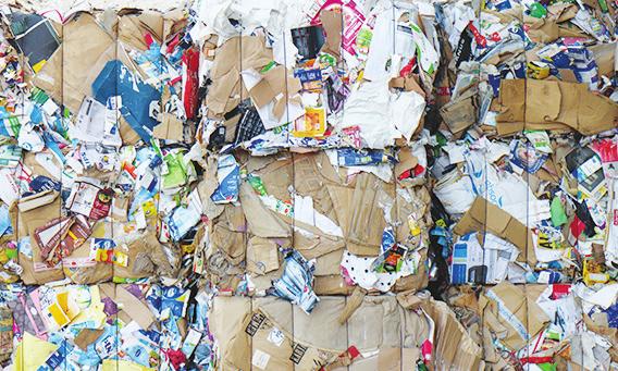 Ekopisteistä ja kiinteistöjen jätekatoksista keräyskartongit tyhjennetään pakkaaviin jäteautoihin, joiden puristimet litistävät kartonkijätteen tiiviiksi ja turha ilma poistuu.