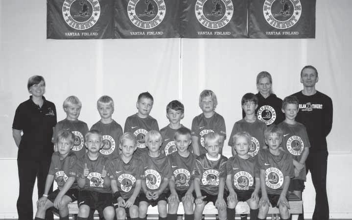 F-2002 LÄMÄRIT Lämärit -02 lähtivät toiseen pelikauteensa joukkueella, joka on pelannut yhdessä jo useamman vuoden ajan. Kauden aikana saimme mukaamme myös muutaman uuden pojan.