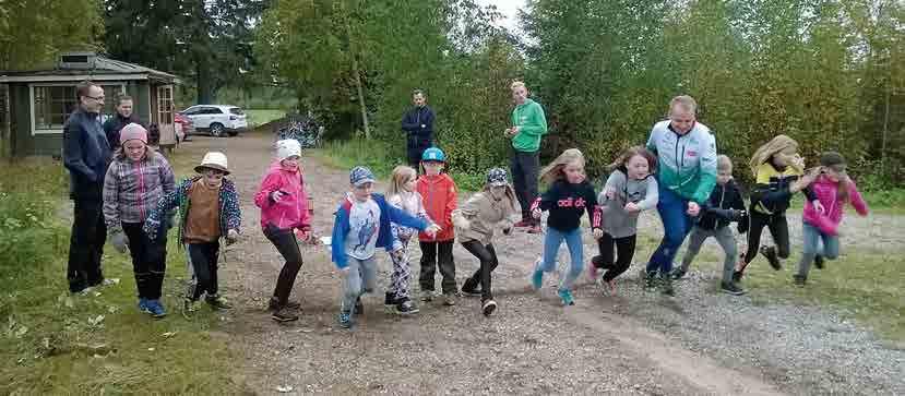 Hiisirastin suunnistuskoulut Antti Rantala ohjaamassa suunnistuskoululaisia Kiukaisten pururadan maastossa.