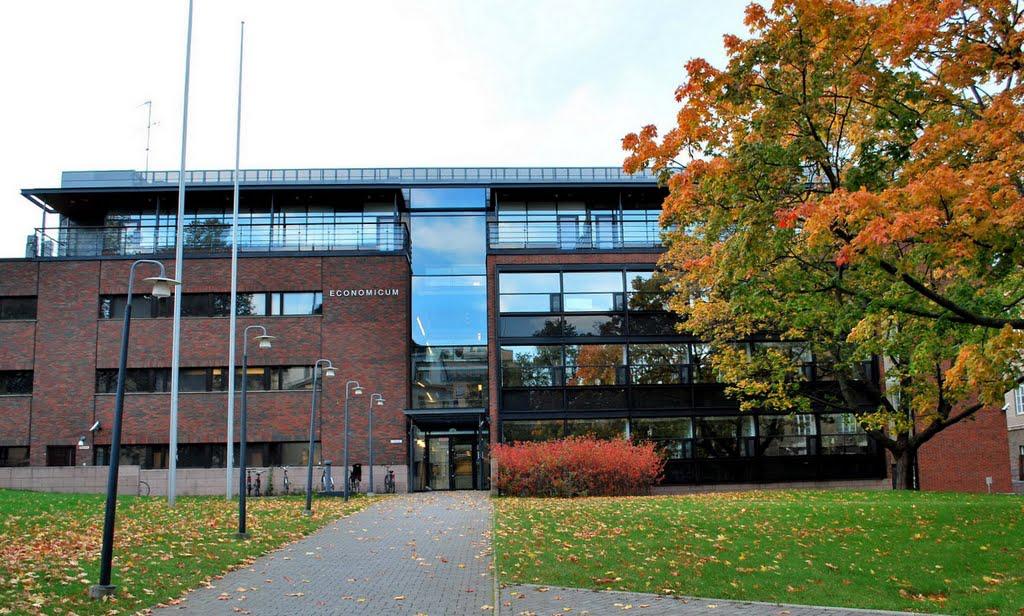 4. Talous<eteen laitos 12 professoria ja 1 lehtori Tietoja itsestäni: h9ps://people.aalto.ﬁ/index.html?proﬁlepage=isfor#!