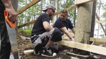 Kuvassa seistään uuden katoksen pystytolppien