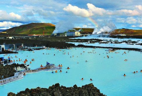 123 RF Kirkko Hallgrímskirkja on yksi Reykjavikin isoimpia turistikohteita. Sininen laguuni ihastuttaa turisteja mineraalipitoisen vetensä ja kauneutensa vuoksi. REYKJAVIKIN KIRKONTORNI.