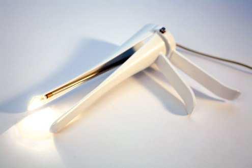Kuva 2. Kervikaalisessa menetelmässä käytetty spekulumi (http://www.innovis. org.uk/breedingproducts/sheepproductdetail.asp?product_category_id=15&p roduct_id=96) Vaginaan siementämisestä puhutaan ns.