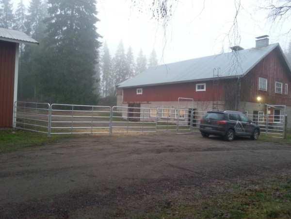 Kuva 11. Keinosiemennysaseman ympärillä kulkee aita Kuva 12.
