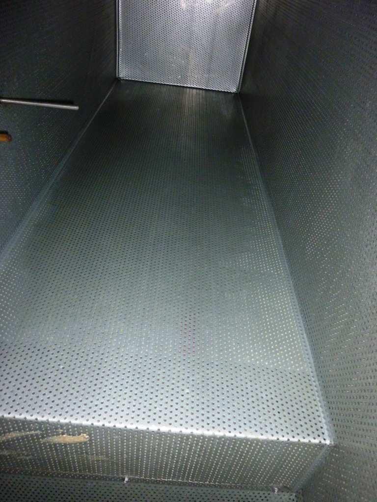 kammion lattialla on kuivuneita kosteusjälkiä - lattia on likainen - kammiossa ei ole viemäröintiä - puhallinkammio, kuva 5: - puhdas - kammiossa
