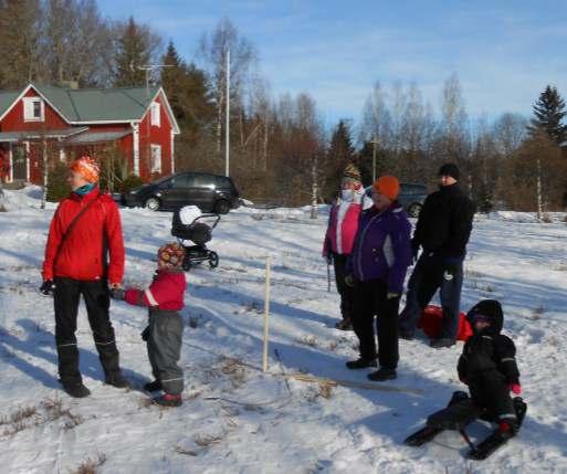 Sälin puolellä oli käsvomääläustä Kemppaisten tytä r- ten toimestä sekä mähdollisuus luovään täiteilemiseen sormivä - rien jä äskärtelumäälien känssä.