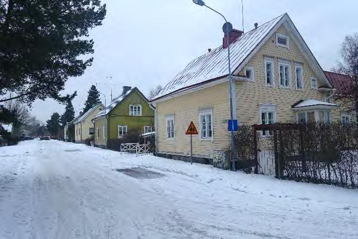 Katujen vastapuolilla on kaksikerroksisia harjakattoisia omakotitaloja itäpuolella 1930-luvulta ja eteläpuolella 1940-luvulta. Länsipuolella on tasakattoinen 1968 rakennettu omakotitalo.