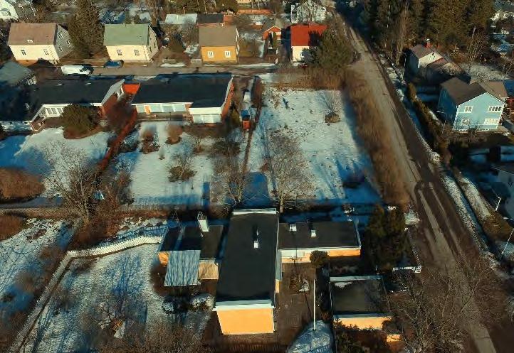 Molemmat ovat kapeita katuja. Korttelin pohjoispuolitse kulkee Mannerheiminkatu ja alueesta etelään vinottain kulkee Wittenberginkatu.