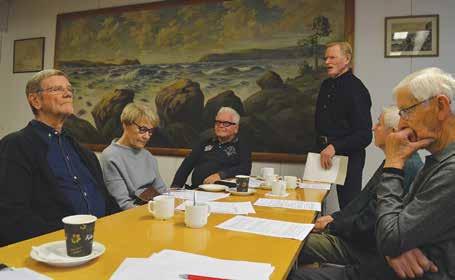 Vuosikokoukset Syvälahtea ovat halkoneet monen sodan rintamalinjat Syvälahdesta olivat muistamansa tulleet kertomaan Jouko ja Yrjö Mansikka, Paavo Ikävalko (puhumassa), Veikko Byysing, Annikki ja