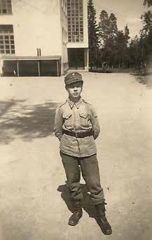 Nuoren pojan evakkomatka Pirjo Tiippana Sota syttyi 30.11.1939. Antrean Sokkalassa 14-vuotiaan Erkki Tiippanan perheessä ei uskottu, että vihollinen pääsisi lähelle.