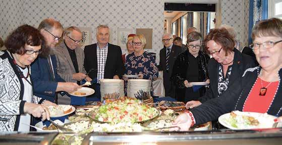 aktiivinen ikuistaja kamerallaan Kirsti Suonsyrjä, sukuseuran hovikuvaaja ja sukutaulujen sähköisen arkiston ylläpitäjä Eino Autio sekä sukuseuran hallituksen pitkäaikainen jäsen Liisa Kajander.