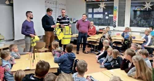 toimitusjohtaja Ossi Ukkola lahjoittivat yhdssä 110 kpl Tmrxiltä hankittuja huomioliivjä kaikill Pohjois-Iin koulun oppilaill ja hnkilökunnall.