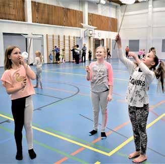 Iin hoiva ja palvluasuntojn, Emmintuvan asukkaat ja hoitajat haluavat lausua sydämllisn kiitoksn lahjoittajill, joidn ansiosta saimm vittää arvokkaan juhlan ja miliinpainuvan iltapäivän.