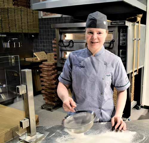 nro 29/2017 5 Katja Körkkö on voittoisa pizzan paistaja Iin Kotipizzan yrittäjä Katja Körkkö tykkää pitsoista. Ovat n vaan niin hyviä. Syön pizzaa päivittäin, hän krtoo.
