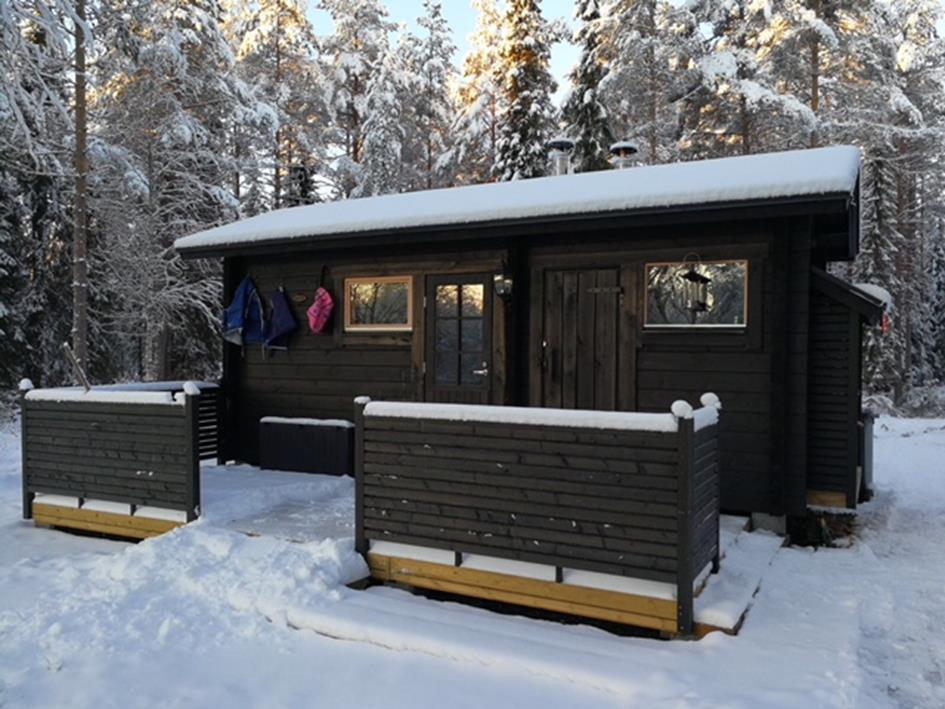 7 (26) 2.2 Tontin nykytilanne Tällä hetkellä tontilla on n. 14 m 2 kokoinen saunamökki (kuva 2), joka toimii tontin päärakennuksena.