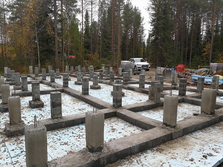 8 (26) KUVA 3. Päärakennuksen perustukset (Vuolteenaho 2017-09-24.) 2.3 Tilaajan tarpeet Tilaajan ajatus isomman päärakennuksen rakentamisesta tuli ensisijaisesti lisätilan tarpeesta.