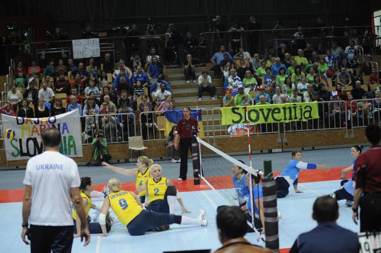 KAIKKI VALMIINA RATKAISUPELEIHIN - UKRAINA LIIAN KOVA SLOVENIALLE Katsomossakin täysi peli käynnissä (Kuva: Šport invalidov) 13.11.2015 23:05 (MA) Viimeisiä viedään tai ainakin odotellaan.