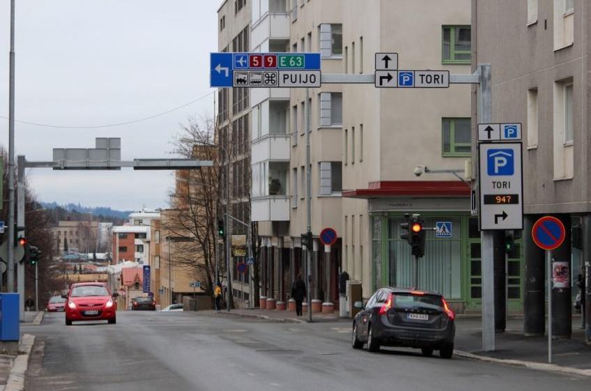 Toriparkin laajennuksen yhteydessä Kuopiossa toteutettiin v. 2014 keskustan pysäköintilaitosten ajantasainen pysäköintiopastus.