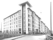 tapahtuma ja varmasti ainakin varakkaamman väestön tiedossa myös Suomessa. Koristeellisuus sinänsä ja funktionalismin tulkitseminen tyyliksi tuomittiin arkkitehtipiireissä 1930-luvulla laajasti.