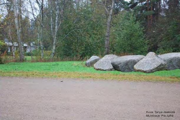 5.3. Heinäsirkan kenttä Kentän reunalla olevan kiven viereen tuodaan lisää isoja kiviä, joista muodostetaan kivipesä.