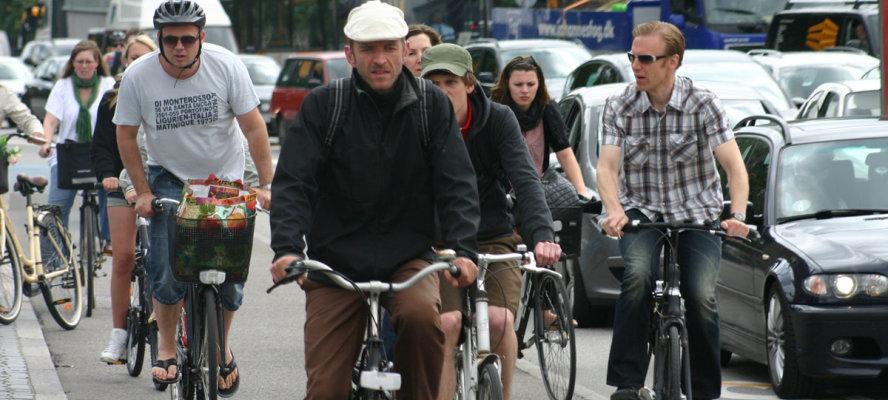 Onko pyöräilymäärien lisääntyminen uhka turvallisuudelle? T&K Onko pyöräilymäärien lisääntyminen uhka turvallisuudelle? Suomessa on pyrkimyksenä lisätä pyöräilymääriä.